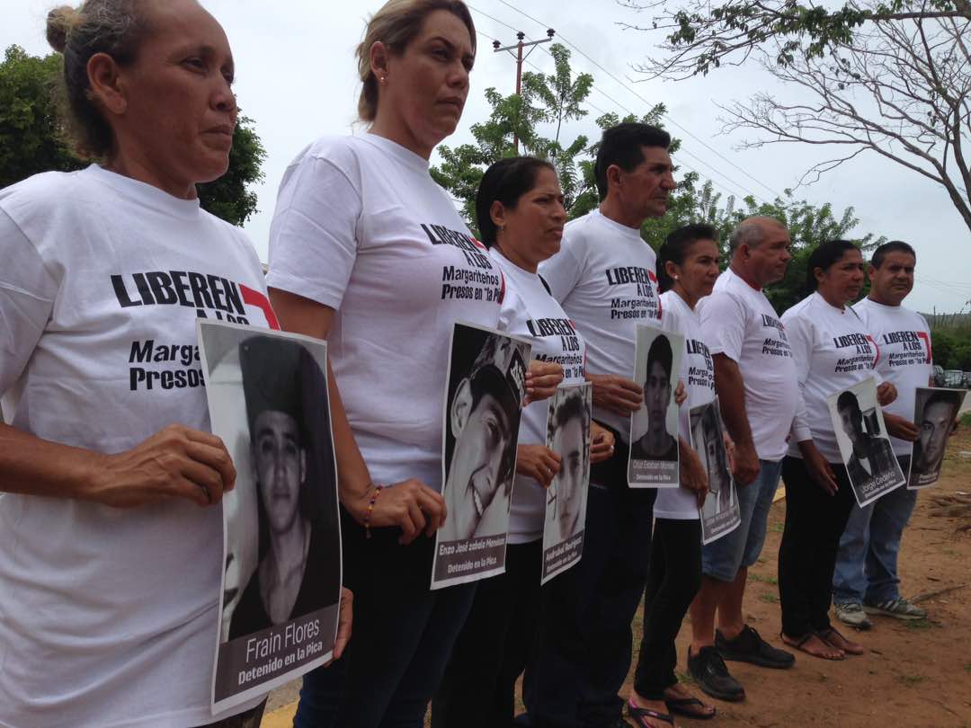 Padres de 7 margariteños detenidos en “La Pica” piden a Tribunal Militar que liberen a sus hijos