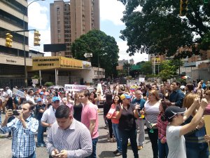 Manifestantes realizan trancazo en la avenida Rómulo Gallegos #23Jun (Fotos)