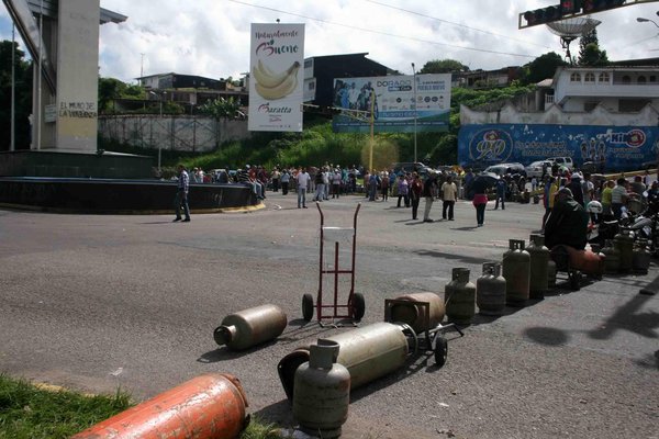 Por todos los costados, vecinos trancaron accesos al Obelisco. Solo dejaban pasar ambulancias. (Foto/Tulia Buriticá)