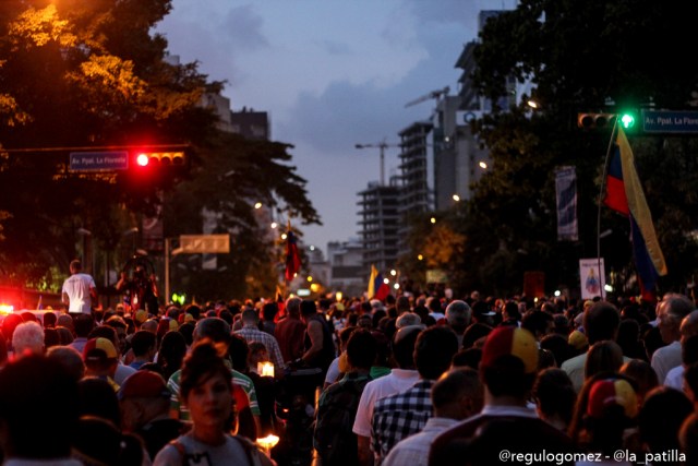 Oposición se concentró en Parque Cristal para homenajear a los caídos. Foto: Régulo Gómez / LaPatilla.com