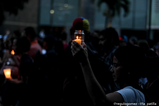 Oposición se concentró en Parque Cristal para homenajear a los caídos. Foto: Régulo Gómez / LaPatilla.com