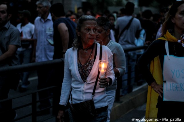 Oposición se concentró en Parque Cristal para homenajear a los caídos. Foto: Régulo Gómez / LaPatilla.com