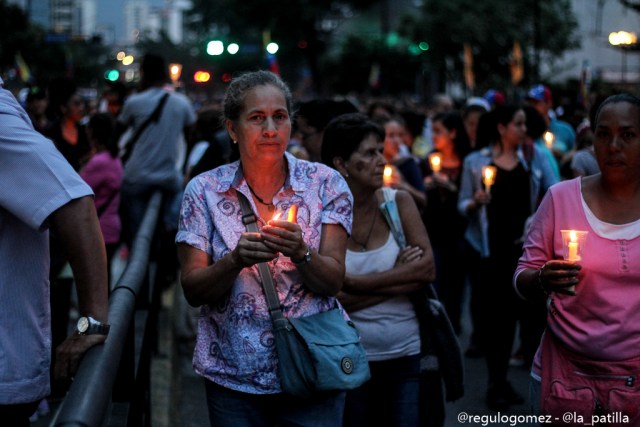 Oposición se concentró en Parque Cristal para homenajear a los caídos. Foto: Régulo Gómez / LaPatilla.com