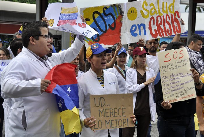 Los médicos venezolanos se debaten entre salvar vidas o salvarse ellos