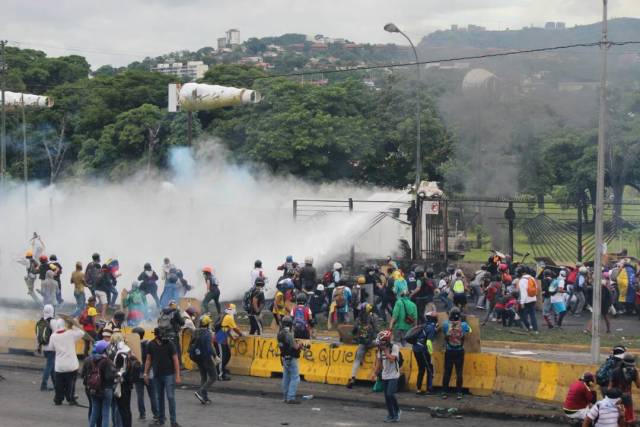 Reprimieron a manifestantes en la Fajardo: Varios afectados por lacrimógenas. Foto: Régulo Gómez / LaPatilla.com