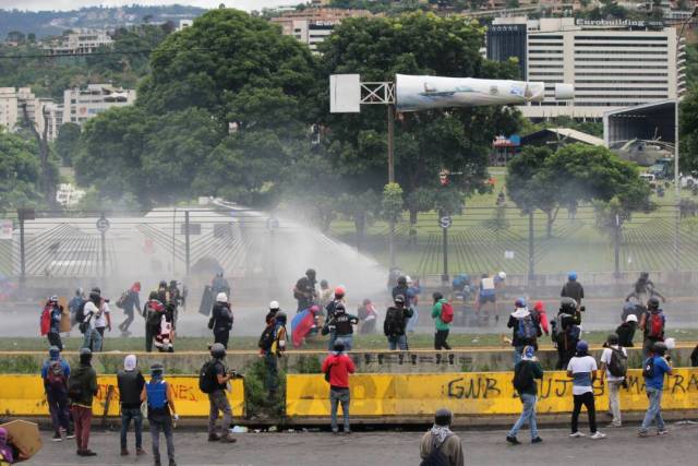 Reprimieron a manifestantes en la Fajardo: Varios afectados por lacrimógenas. Foto: Régulo Gómez / LaPatilla.com