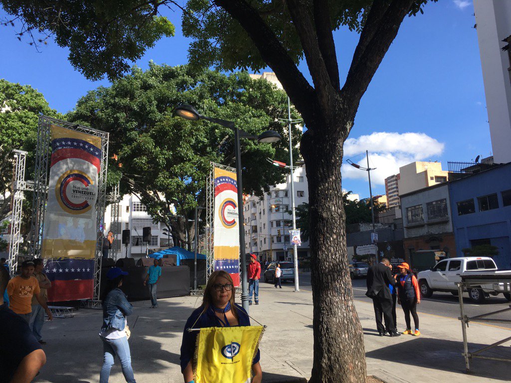 Instalan tarima roja frente a la protesta de trabajadores en el Ministerio Público (foto)