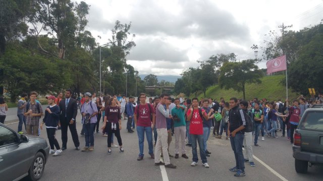 Los estudiantes trancaron a la altura de Antímano (Foto: @srahalh) 