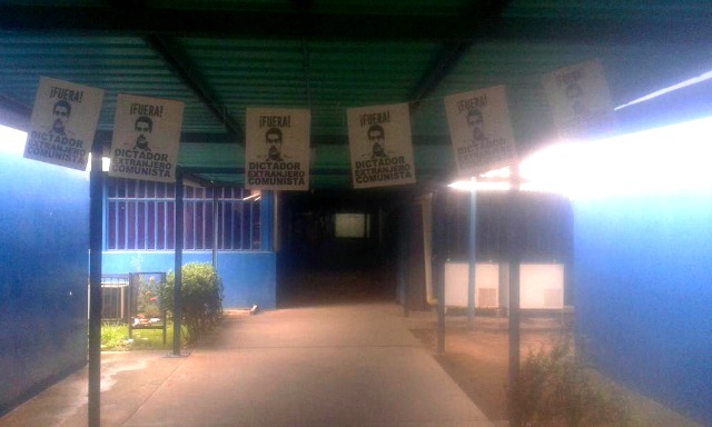 Foto: En la Uneg cuelgan carteles en rechazo a Nicolás Maduro /  @UnegInfo 