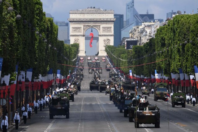 French troops parade during the annual Bastille Day military parade on the Champs-Elysees avenue in Paris on July 14, 2017. The parade on Paris's Champs-Elysees will commemorate the centenary of the US entering WWI and will feature horses, helicopters, planes and troops. / AFP PHOTO / ALAIN JOCARD