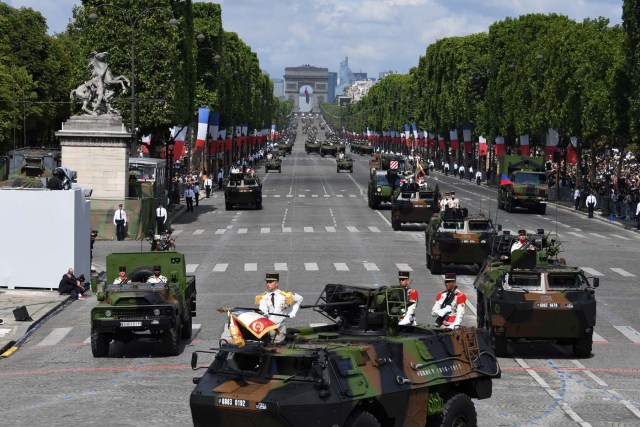 French troops parade during the annual Bastille Day military parade on the Champs-Elysees avenue in Paris on July 14, 2017. The parade on Paris's Champs-Elysees will commemorate the centenary of the US entering WWI and will feature horses, helicopters, planes and troops. / AFP PHOTO / ALAIN JOCARD