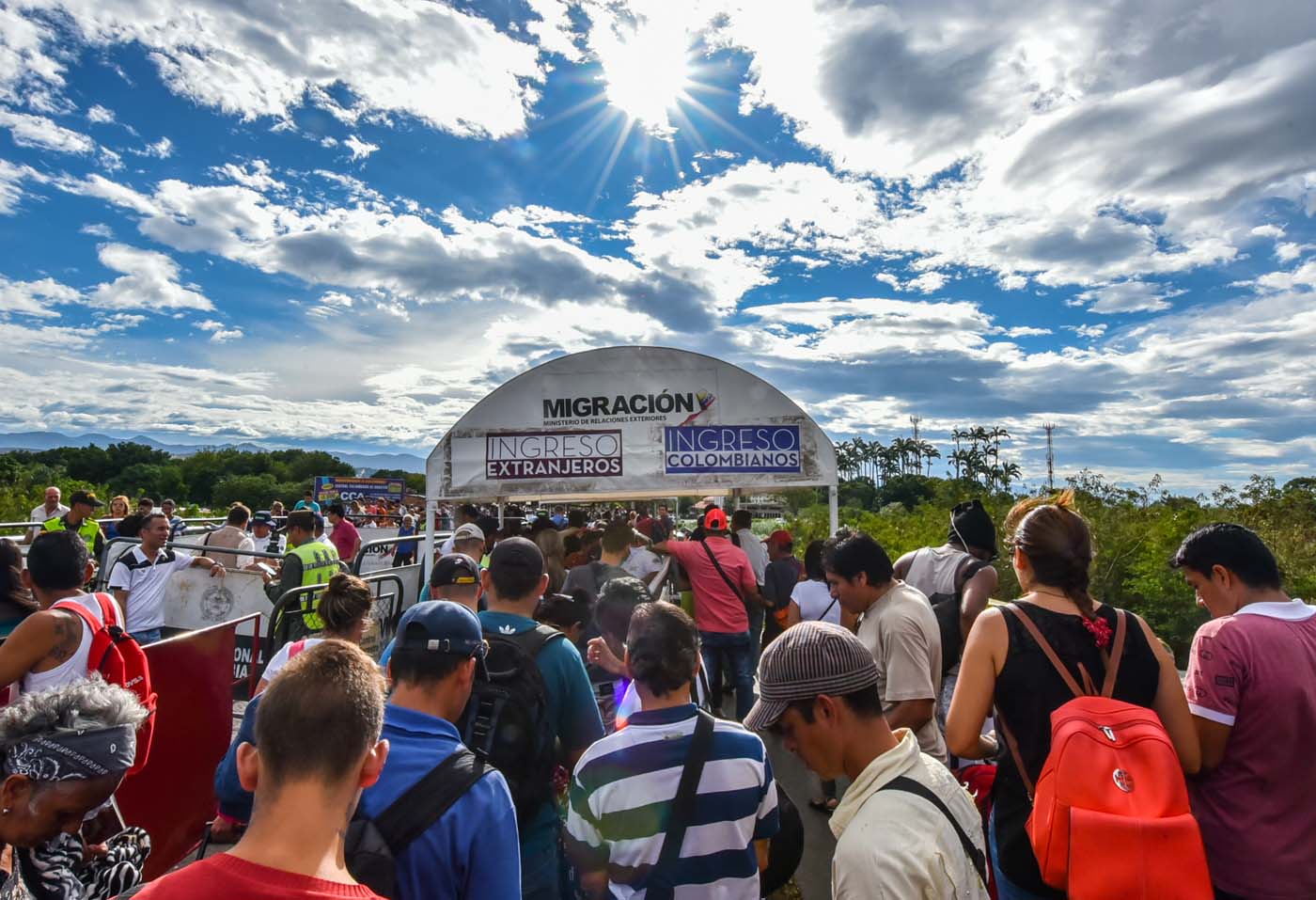 En 24 horas más de 40 mil venezolanos ingresaron a Colombia para comprar comida