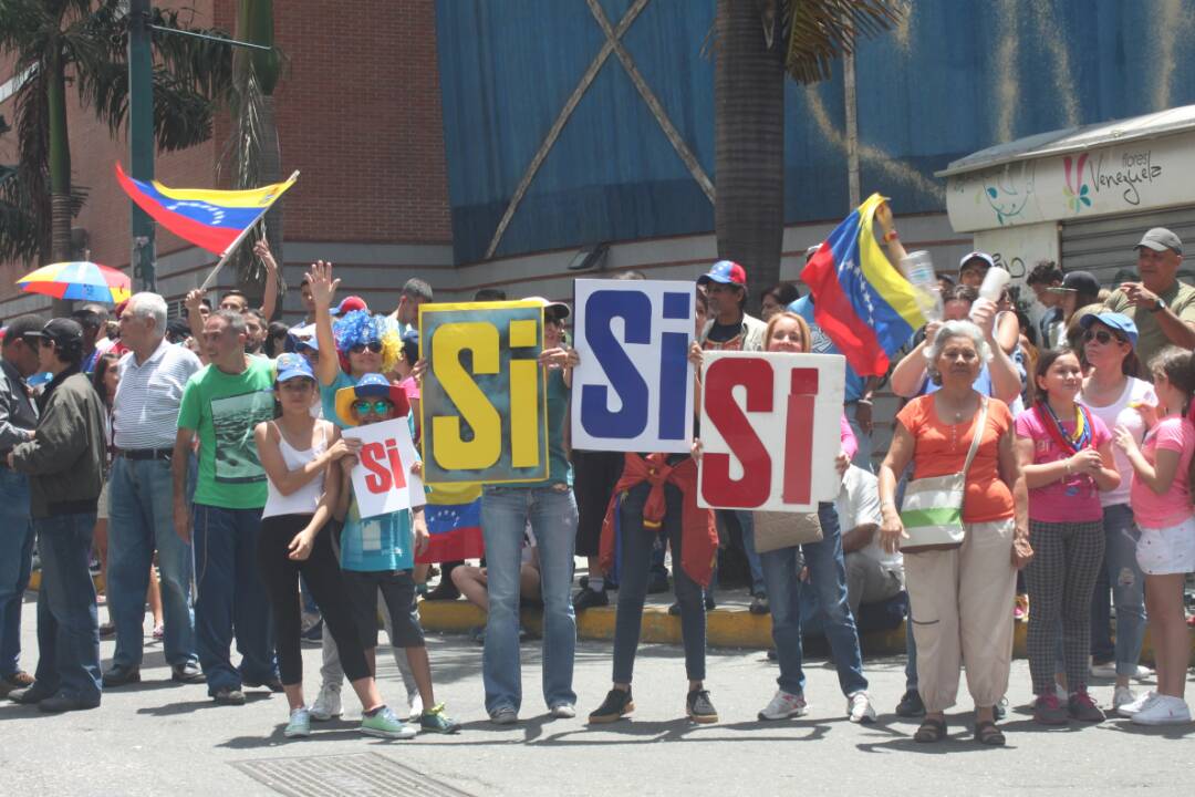 “Tres veces sí”: En La Candelaria aún reina la euforia por la Consulta Popular (Fotos)