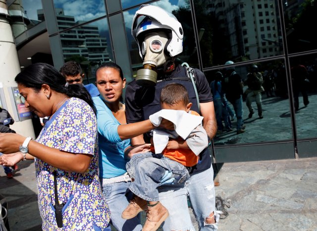 La represión llegó hasta el Sambil de Chacao. REUTERS/Carlos Garcia Rawlins