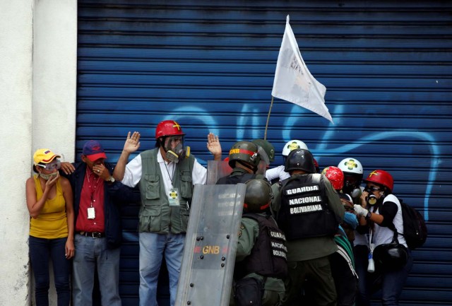 Members of security forces detain demonstrators during a rally against Venezuelan President Nicolas Maduro's government in Caracas, Venezuela, July 6, 2017. REUTERS/Andres Martinez Casares