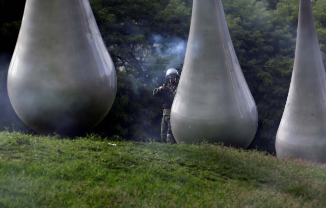 A member of security forces takes position during clashes at a rally against Venezuelan President Nicolas Maduro's government in Caracas, Venezuela, July 6, 2017. REUTERS/Marco Bello