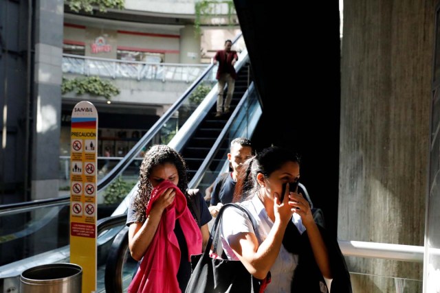 People cover their faces from tear gas inside a shopping mall as clashes between demonstrators and security forces occur on the streets during a rally against Venezuelan President Nicolas Maduro's government in Caracas, Venezuela, July 6, 2017. REUTERS/Andres Martinez Casares