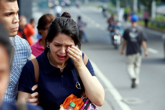 A woman reacts after she was exposed to tear gas during clashes with security forces at a rally against Venezuelan President Nicolas Maduro's government in Caracas, Venezuela, July 6, 2017. REUTERS/Andres Martinez Casares