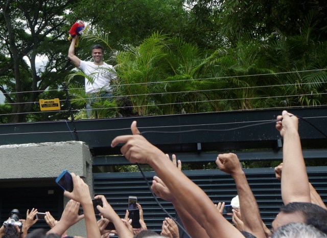 El líder de la oposición venezolana, Leopoldo López, quien ha sido arrestado en casa después de más de tres años de cárcel, saluda a los simpatizantes, en Caracas, Venezuela, 8 de julio de 2017. REUTERS / Marco Bello