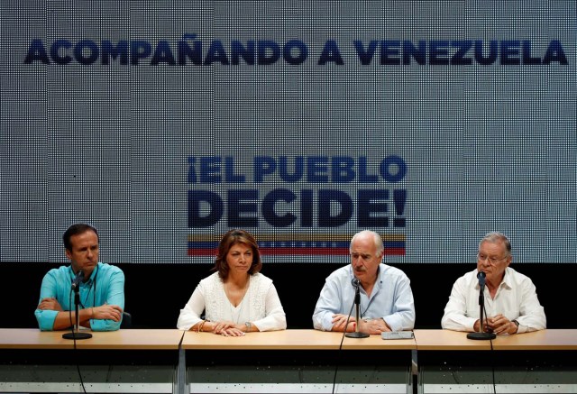 Bolivia's former President Jorge Quiroga (L), Costa Rica's former President Laura Chinchilla (2nd L), Colombia's former President Andres Pastrana (2nd R) and Costa Rica's former President Miguel Angel Rodriguez attend a news conference after an unofficial plebiscite against President Nicolas Maduro's government and his plan to rewrite the constitution, in Caracas, Venezuela July 16, 2017. REUTERS/Carlos Garcia Rawlins