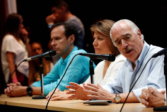 Colombia's former President Andres Pastrana (R) addresses the audience next to Bolivia's former President Jorge Quiroga (L) and Costa Rica's former President Laura Chinchilla after an unofficial plebiscite against President Nicolas Maduro's government and his plan to rewrite the constitution, in Caracas, Venezuela July 16, 2017. REUTERS/Carlos Garcia Rawlins