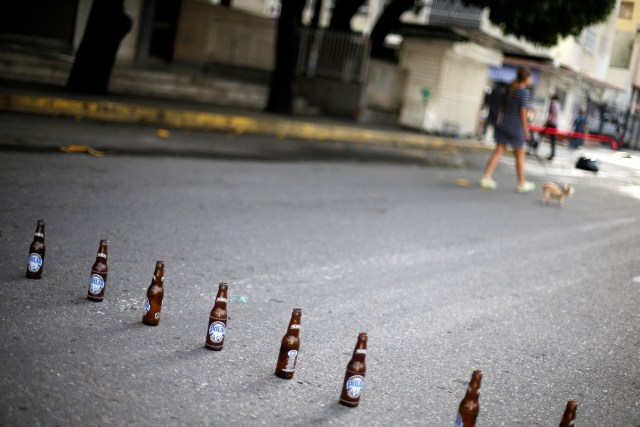 Botellas de cerveza se ven colocadas en la calle durante una huelga convocada para protestar contra el gobierno del presidente venezolano Nicolás Maduro en Caracas, Venezuela, 20 de julio de 2017. REUTERS / Andres Martinez Casares