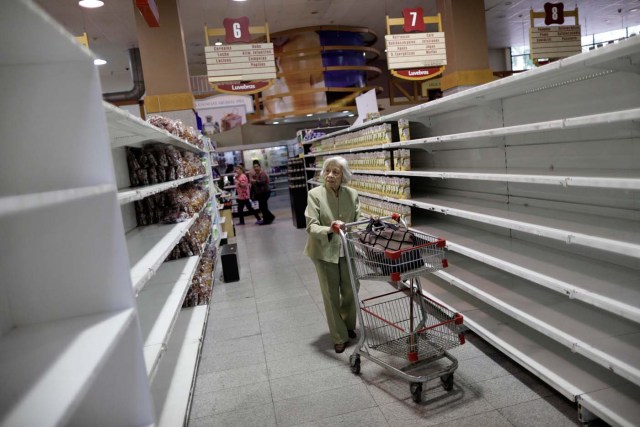 People buy food and other staple goods inside a supermarket in Caracas, Venezuela, July 25, 2017. REUTERS/Ueslei Marcelino TPX IMAGES OF THE DAY