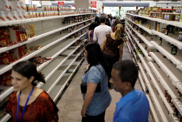 People buy food and other staple goods inside a supermarket in Caracas, Venezuela, July 25, 2017. REUTERS/Ueslei Marcelino