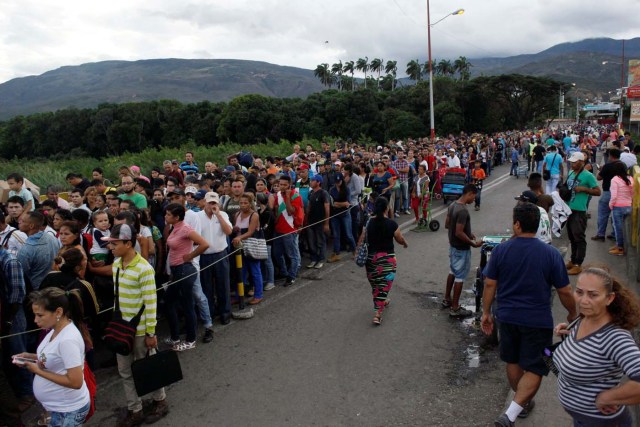 Venezolanos hacen cola para cruzar el puente internacional Simon Bolivar hacia Colombia en San Antonio del Táchira, Venezuela July 25, 2017. REUTERS/Luis Parada