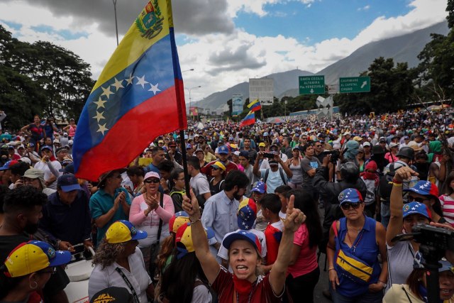 CAR16. CARACAS (VENEZUELA), 01/07/2017.- Manifestantes opositores participan en una marcha hoy, sábado 1 de julio de 2017, en Caracas (Venezuela). La oposición venezolana realiza hoy una concentración en Caracas como protesta contra la solicitud de antejuicio de mérito contra la fiscal de ese país, Luisa Ortega Díaz, que el Tribunal Supremo de Justicia (TSJ) admitió el pasado 20 de junio y con lo que la funcionaria podría ser enjuiciada. La coalición opositora Mesa de la Unidad Democrática (MUD) invitó a las personas a concentrarse en el este de Caracas, específicamente en la autopista Francisco Fajardo, principal arteria vial de la capital, a la altura de Los Ruices. EFE/Miguel Gutiérrez