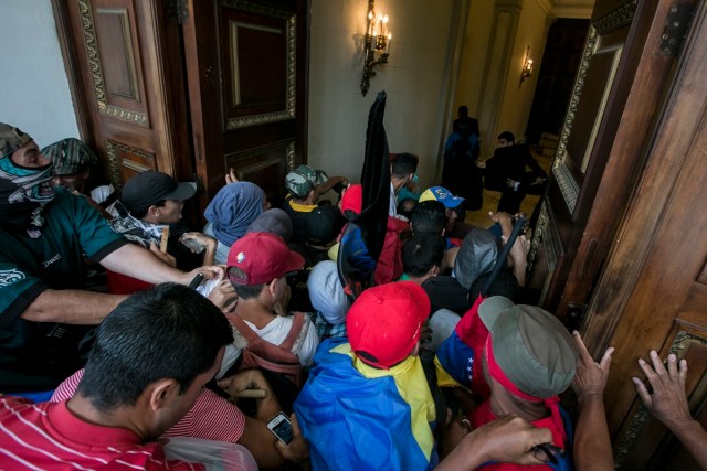 CAR13 - CARACAS (VENEZUELA), 05/07/2017 - Simpatizantes del Gobierno manifiestan en inmediaciones de la Asamblea Nacional hoy, miércoles 5 de mayo de 2017, en Caracas (Venezuela). Un grupo de simpatizantes del Gobierno venezolano irrumpió hoy por la fuerza en la Asamblea Nacional (AN, Parlamento), de mayoría opositora, y causaron heridas a algunos diputados que se encontraban en el recinto para una sesión en conmemoración del Día de la Independencia en el país. EFE/MIGUEL GUTIÉRREZ