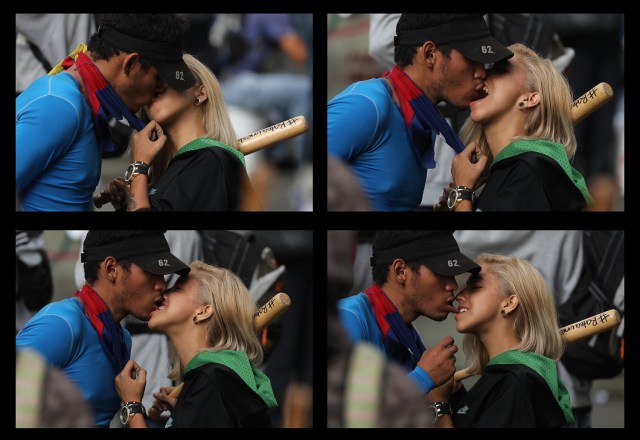Combo de fotografías de una pareja que se besa durante una manifestación opositora hoy, martes 18 de julio de 2017, en Caracas (Venezuela). EFE/Miguel Gutiérrez