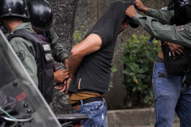 CAR301. CARACAS (VENEZUELA), 20/07/2017. La Guardia Nacional Bolivariana (GNB) se lleva a un manifestante opositor durante una protesta hoy, sábado 22 de julio de 2017, en Caracas (Venezuela). Varias personas resultaron heridas hoy en Venezuela cuando la Guardia Nacional Bolivariana (GNB, Policía militarizada) interceptó marchas ciudadanas de apoyo a los nuevos magistrados del Tribunal Supremo de Justicia (TSJ) designados este viernes por el Parlamento, de mayoría opositora. EFE/Miguel Gutiérrez