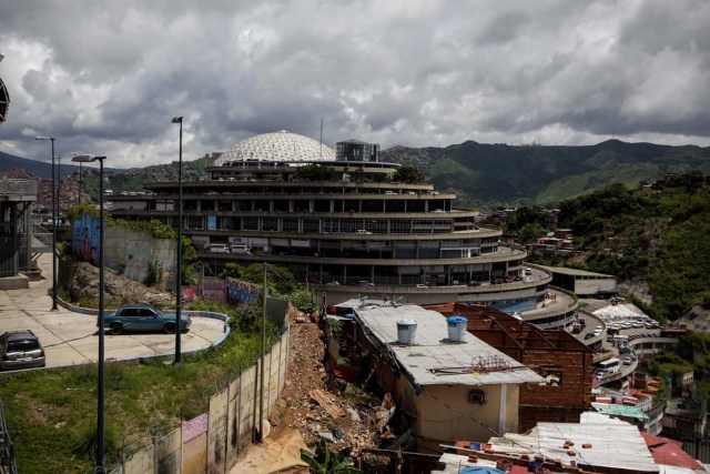 ACOMPAÑA CR??NICA: VENEZUELA CRISIS - CR04. CARACAS (VENEZUELA), 28/07/2017.- Fotografía del edificio "El Helicoide", sede del Servicio Bolivariano de Inteligencia (Sebin) y lugar de detención de la mayor parte de los detenidos en protestas que siguen privados de libertad, y algunos de los casi 500 presos políticos hoy, viernes 28 de julio de 2017, en Caracas (Venezuela). Una media de 40 personas, en su mayoría estudiantes, han sido detenidas cada día en Venezuela por delitos como "terrorismo" o "insurrección" desde que empezara el 1 de abril la presente ola de protestas para exigir la renuncia del presidente Nicolás Maduro, en las que han muerto más de cien personas. EFE/CRÍSTIAN HERNÁNDEZ
