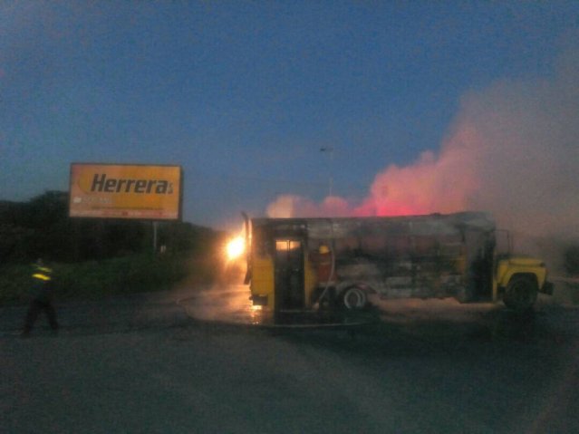 Autobús incendiado en la Gran Mariscal de Ayacucho / Foto: Jorge Galindo 
