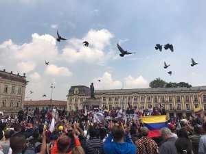 Cantando el Himno Nacional venezolanos participan en la consulta popular en Bogotá #16Jul