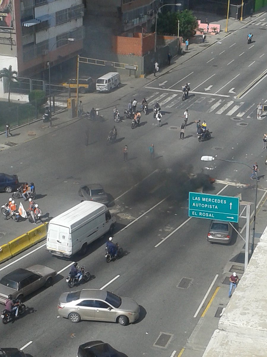 Oposición tranca varias vías en Caracas y el interior del país en rechazo a la represión