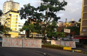 Vecinos refuerzan barricadas en la Rómulo Gallegos para impedir tránsito vehicular #21Jul (Video)