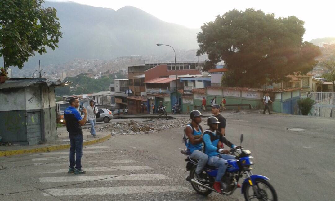 La avenida Tamanaco de El Llanito se encuentra cerrada #19Jul