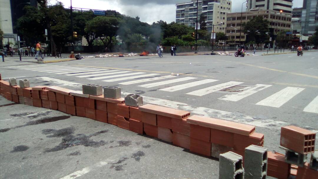 Manifestantes levantan muro en la Francisco de Miranda a la altura de Altamira