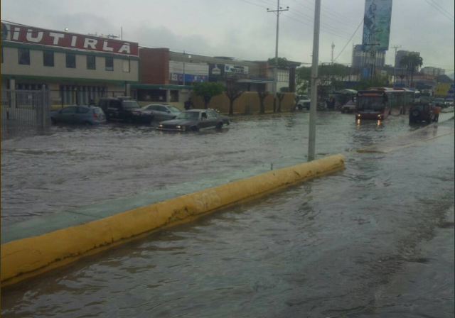 Avenida Intercomunal de Puerto La Cruz inundada por las lluvias / Foto: Jorge Galindo