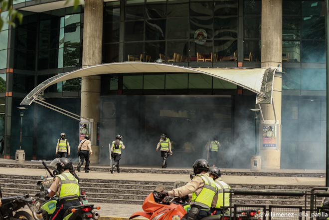 La PNB lanzó “gasecitos” dentro del Sambil y más de 40 personas resultaron heridas (+fotos)