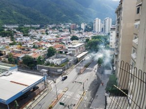 Reprimen con lacrimógenas trancazo en la Rómulo Gallegos a la altura de Horizonte #20Jul