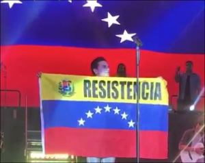 Silvestre Dangond izó la bandera de Venezuela y llamó a la RESISTENCIA (Foto)