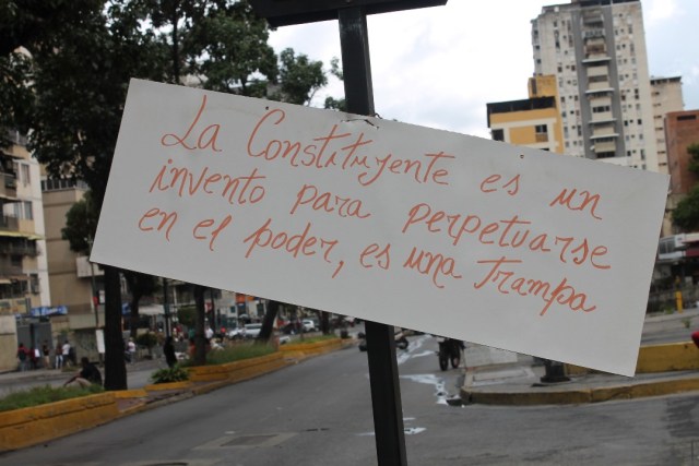 Persisten las barricadas en la avenida Rómulo Gallegos (Foto: @edgarcardenasp)