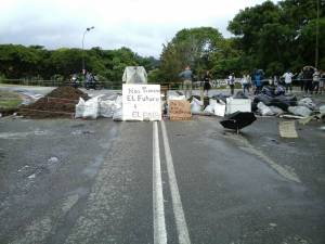 Con tierra, escombros y pancartas le dicen que NO a la constituyente cubana en Los Samanes (+fotos)