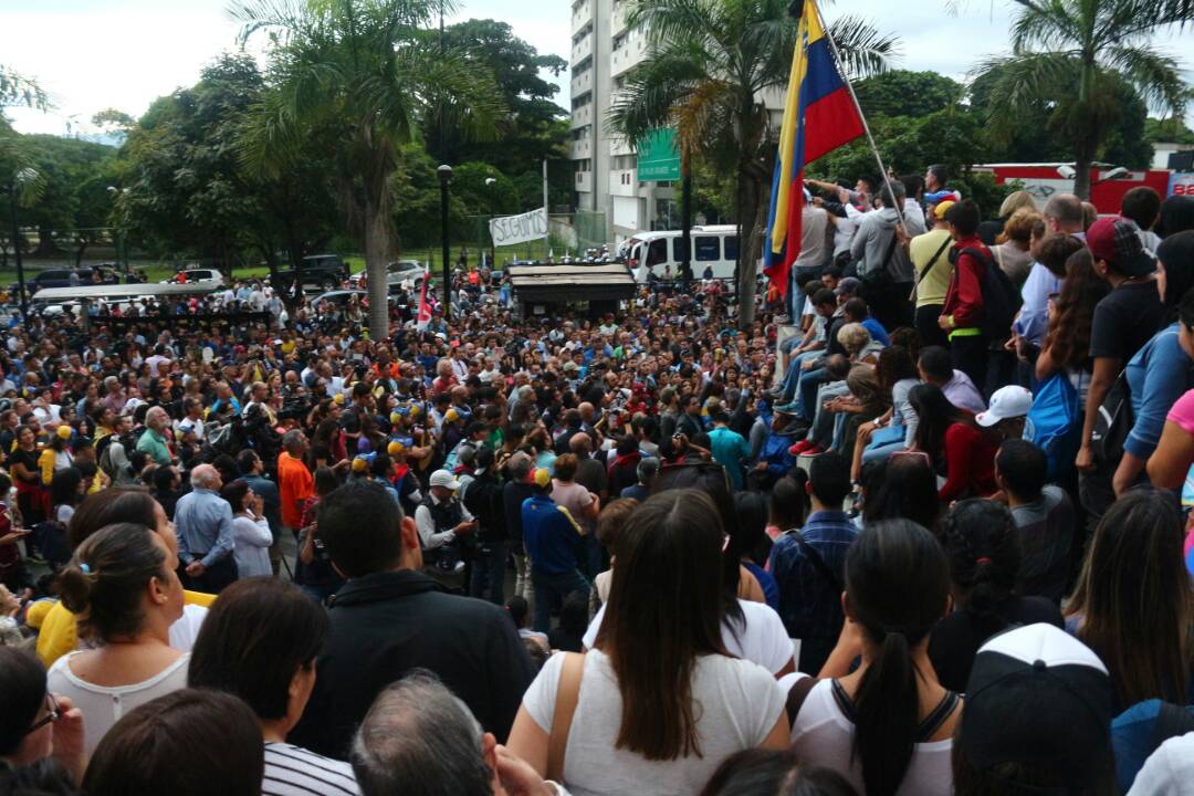 En fotos: entre velas y consignas manifestantes homenajearon a los caídos en Parque Cristal