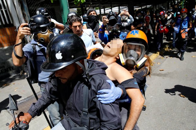 Uno de los heridos tras la brutal represión de este miércoles 26 de julio en Bello Campo es trasladado por paramédicos hacia un centro asistencial. Foto: Reuters