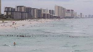 Una cadena humana salva de morir ahogada a una familia en playa de Florida (video)