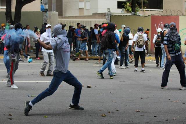 GNB reprime con lacrimógenas trancazo en Altamira y Chacao: La resistencia se mantiene. Foto: Régulo Gómez / LaPatilla.com